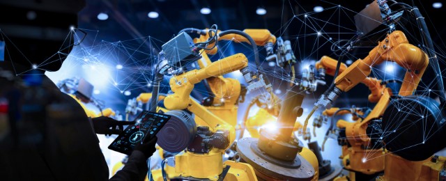Žlutí naprogramovaní pracující roboti
